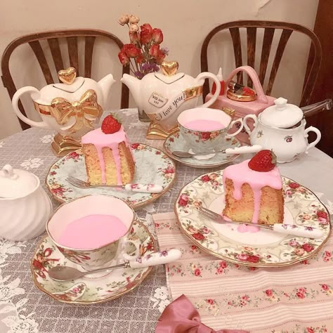 Pastel Cupcakes, Picnic Ideas, Vintage Food, Think Food, Kawaii Food, Cute Desserts, Taffy, Croquettes, Cups And Saucers