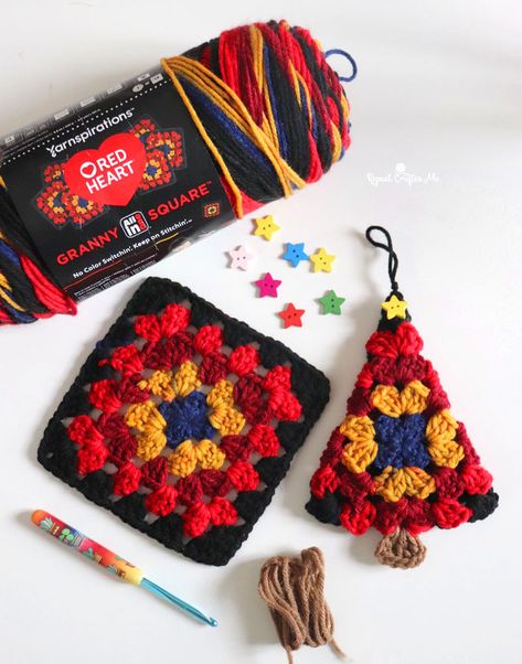 Crochet Granny Ornaments, Granny Square Wreath, Granny Square Trees, What To Make With Crochet Granny Squares, Ornaments Crochet Christmas, Granny Square Crafts Projects, Granny Square Christmas Trees, Granny Square Christmas Tree Ornament, Granny Square Tree Ornament