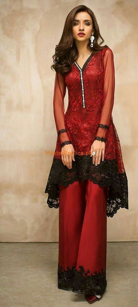 Zainab Chottani, Velvet Dress Designs, Gaun Fashion, Pakistani Fancy Dresses, Salwar Kamiz, Fancy Dresses Long, Dress Design Patterns, Simple Pakistani Dresses, Beautiful Dress Designs