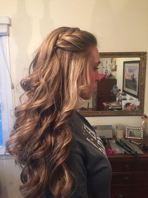 Loose curls with a braid by me Graduation Curls, Girls Back To School Hairstyles, Hairstyles Graduation, Loose Curls Hairstyles, Pageant Hair, Curly Hair Braids, Really Long Hair, Princess Hairstyles, Back To School Hairstyles