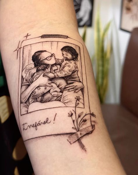 Photo Line Tattoo, Polaroid Picture Tattoo Ideas, Poloroid Tattoo Pictures, In Memory Tattoos Grandpa, Silhouette Tattoos Family, Polaroid Tattoo Design, Polaroid Tattoos, Polaroid Tattoo Ideas, Family Portrait Tattoo