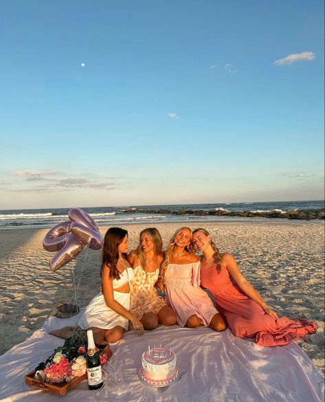 Birthday At The Beach, 17th Birthday Ideas, Water Sunset, Beach Birthday Party, Cute Birthday Pictures, Cute Birthday Ideas, Most Paused Movie Scenes, Picnic Birthday, Beach Friends