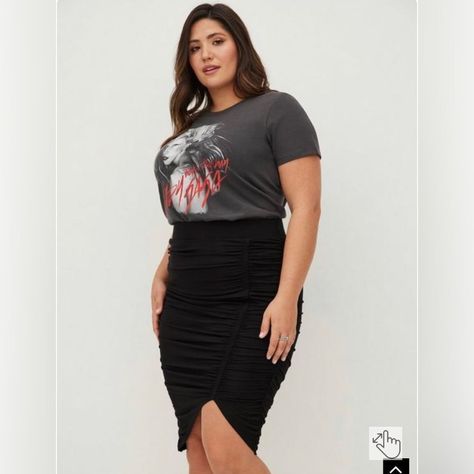 Torrid Midi Super Soft Cinched Skirt Black Nwt 4x/4/26 Stretch Level Maximum 95% Rayon/5% Spandex Side Cinch Waist Detail Power Mesh Lining Appx Measures Waist 22.5 Length 31.5” Pencil Skirt Outfits Plus Size, Trendy Plus Size Outfits Summer, Wide Hips Outfit, Thick Girlfriend Outfits Summer, Edgy Plus Size Fashion, Mommy Clothes, Plus Size Baddie Outfits, Plus Size Summer Outfits, Look Plus Size