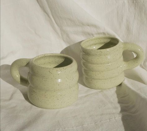 Mugs Pottery, Ceramic Cafe, Coil Pottery, Pottery Inspo, Beginner Pottery, Wheel Thrown Ceramics, Pottery Collection, Handmade Clay Jewelry, Ceramic Workshop