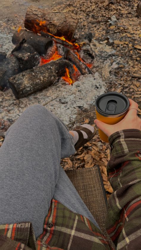 Thru Hiking Aesthetic, Autumn Camping Aesthetic, Autumn Hike Aesthetic, Outside Adventures, Cozy Autumn Aesthetic Clothes, Hiking Aesthetic Fall, Granola Fall Aesthetic, Aesthetic Camping Pictures, Fall Cabin Aesthetic