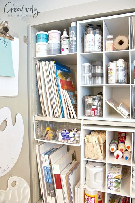 Creative storage ideas for craft supplies and paint Tiny Art Studio Organization, Closet Art Storage, Storage For Paintings, Home Art Studios, Rangement Art, Painting Storage, Art Studio Storage, Craft Shelves, Craft Closet