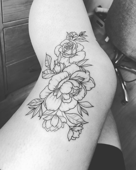 Black and white floral line knee tattoo Knee Tattoo Sketch, Floral Side Knee Tattoo, Flowers Around Knee Tattoo, Fine Line Knee Tattoo, Flowers Knee Tattoo, Black And Gray Floral Tattoo, Side Of Knee Tattoos Women, Side Knee Tattoos Women, Knee Flower Tattoo