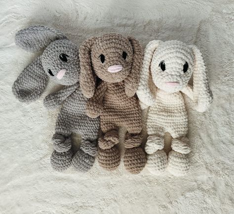 This is a free crochet snuggler pattern of the cuddly classic puppy! Half stuffed animal, half blanket but twice the fun! This crochet dog lovey would be a great crocheted nursery gift! Embroidered eyes and blanket yarn make it more baby friendly. Crochet Snuggler Pattern, Snuggler Pattern, Crochet Snuggler, Crochet Lovey Free Pattern, Crochet Baby Gifts, Crochet Nursery, Lovey Pattern, Crochet Lovey, Bunny Crochet