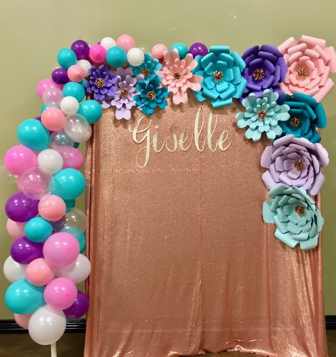 Balloon And Flower Backdrop, Backdrop With Paper Flowers, Fashion Show Ideas, Flowers And Balloons, Balloons Backdrop, Backdrop Balloons, Balloons Flowers, Show Ideas, Flowers Backdrop