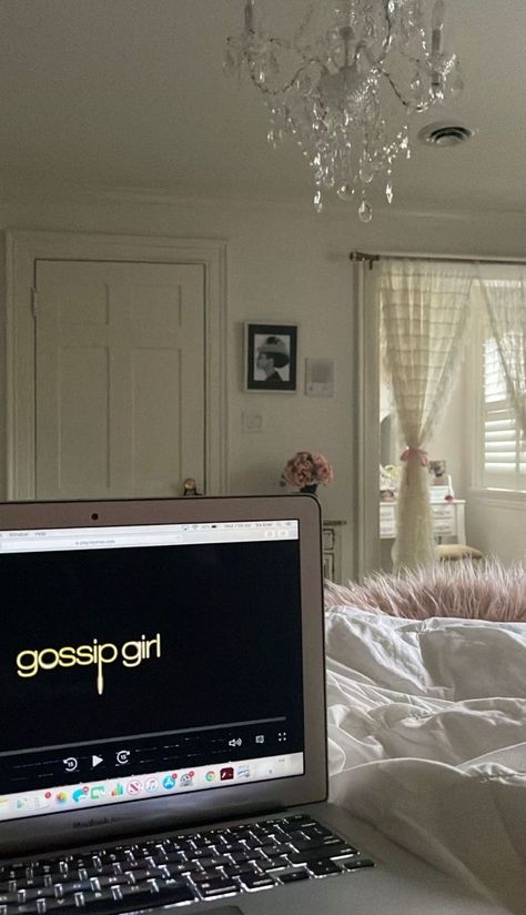 Gossip Girl Room, Gossip Girl Vibes, Stile Blair Waldorf, Gossip Girl Aesthetic, Xoxo Gossip, Victoria Secrets, Bedroom Inspo, Just Girl Things, My New Room