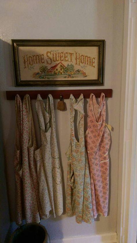 Old Aprons Display, Display Aprons In Kitchen, Apron Wall Display, Vintage Apron Display, Displaying Vintage Aprons, Diy Country Home Decor Farmhouse Style, Diy Vintage Apron, Vintage Aprons Display, Hanging Aprons In Kitchen