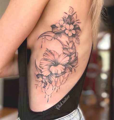 Side Body Tattoos, Tattoo Costillas, Tattoo Espalda, Rosen Tattoo Frau, Tattoo 2022, Rib Tattoos For Women, Hip Thigh Tattoos, Hip Tattoos, Tattoos For Women Flowers