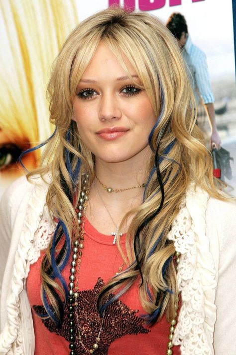 If you were a self-proclaimed hair chameleon then you definitely owned some coloured clip in extensions. Here's Hilary Duff sporting some blue and black streaks. 2000s Hair Trends, Christina Aguilera Hair, Early 2000s Hair, Early 2000s Hairstyles, 00s Hair, 2000 Hair, 2000s Prom, 2000s Hair, 2000s Hairstyles