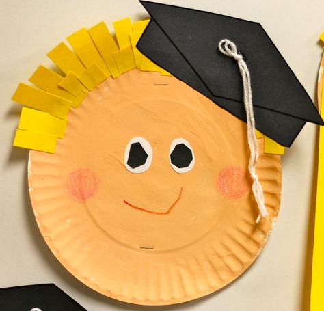 Kindergarten Graduation Crafts, Graduation Hats, Pre K Graduation, Graduation Art, Graduation Crafts, Kindergarten Fun, Preschool Graduation, Kindergarten Graduation, Kindergarten Crafts