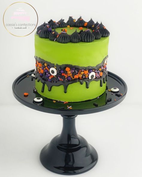 New Cake Trends, Simple Halloween Cake, Gothic Birthday Cakes, Spooky Halloween Cakes, Pasteles Halloween, Fault Line Cake, Spooky Cake, Easy Halloween Food, Halloween Baking