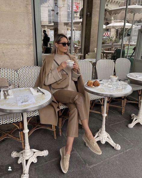 Beige Loafers Outfit, Female Lawyer Fashion, Elegantes Outfit Frau, Lawyer Fashion, Loafers Outfit, Designer Loafers, Beige Outfit, Stylish Suit, Corporate Outfits