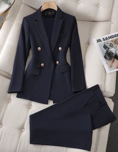 Faites l'expérience d'un début de saison rafraîchissant avec notre EleganzEssence - tailleur-pantalon fin. Cet ensemble va au-delà du simple vêtement et devient l'expression de votre style personnel et de votre sophistication. Le blazer combine une esthétique classique et intemporelle avec une touche de modernité pour vous présenter un chef-d'œuvre d'artisanat et de design. Principales caractéristiques : Élégance intemporelle : le blazer et le pantalon dégagent une classe intemporelle qui s'intè Outfit Sets For Women, Lawyer Outfits, Blazer Bleu, Elegant Blazers, Elegant Office, Blazer Set, Office Set, White Blazer, Outfits Women