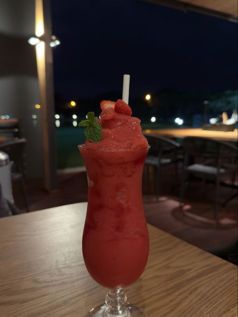 Aesthetic Strawberry Daquiri, Daquiri Aesthetic, Strawberry Daiquiri Aesthetic, Daiquiri Aesthetic, Squash Drink, Fancy Cocktails Recipes, Pretty Alcoholic Drinks, Venomous Snakes, Fancy Cocktails