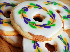 Love these Mardi Gras cookies! Could do green and make it a Christmas wreath too. Mardi Gras Treats, Mardi Gras Cookies, Mardi Gras Desserts, Mardi Gras Cake, Mardi Gras Crafts, Mardi Gras King Cake, Mardi Gras Food, Mardi Gras Decorations, Mardi Gras Beads