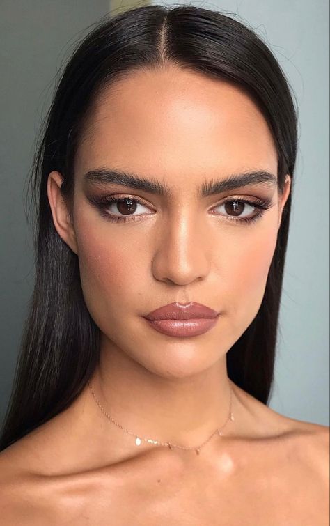 brown eyeshadow dark pink lipstic makeup aesthetic inspiration Mauve Dress Makeup, Hooded Eye Glam Makeup, Makeup For Purple Dress, Eyeshadow Looks For Hooded Eyes, Eyeshadow Hooded Eyes, Peach Aura, Pink Dress Makeup, Brown Eyeshadow Looks, Brown Makeup Looks