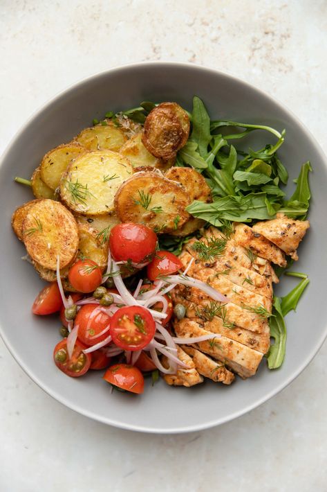 crispy potato and chicken bowl - the palatable life The Palatable Life, Palatable Life, Juicy Chicken Breast, Chicken Bowl, Snacks Saludables, Crispy Potatoes, Part 4, Good Eats, Chicken Breast