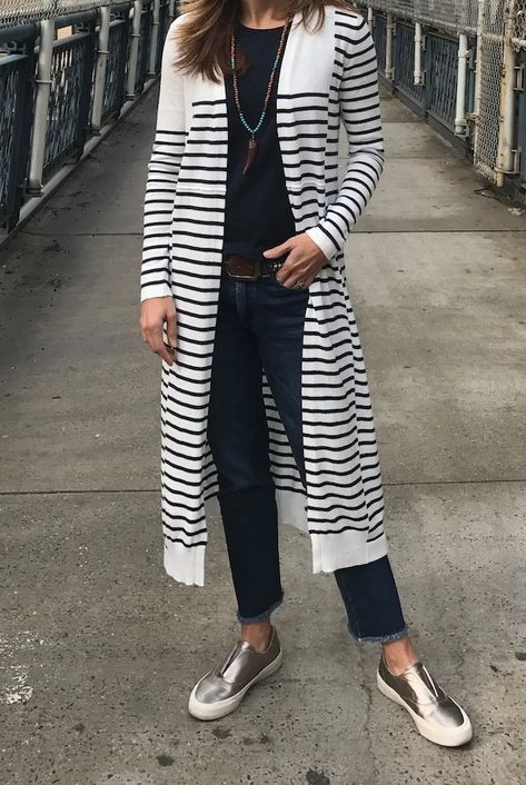 Style A Long Cardigan, How To Wear A Long Cardigan, Stripe Cardigan Outfit, Outfit With Long Cardigan, Duster Cardigan Outfit, Long Summer Cardigan, Style Long Cardigan, White Cardigan Outfit, Long Shirt Outfits