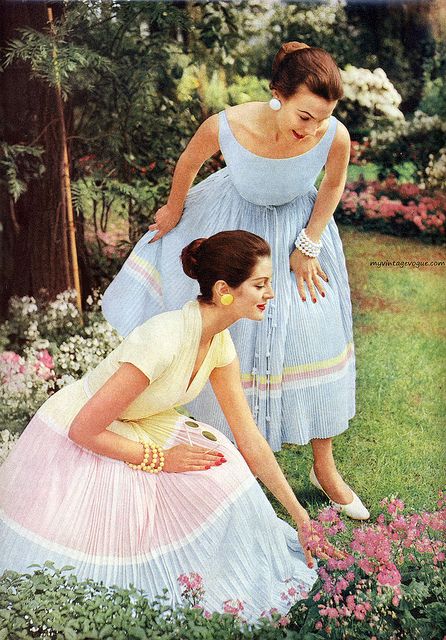 gosh i might wear that actually, if it was appropriate :) Vestidos Color Pastel, Carmen Dell'orefice, 1950s Fashion Dresses, Vogue Vintage, Fifties Fashion, Pastel Dress, Look Retro, Fashion 1950s, Vintage 1950s Dresses