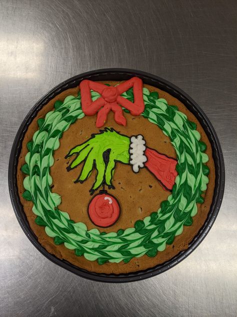 Grinch Buttercream Cookies, Large Cookie Decorating Ideas, Christmas Cookie Cakes Decorated, Cookie Cake Christmas Designs, Grinch Cookie Cake, Christmas Message Cookies, Cookie Cake Christmas, Christmas Cookie Cake Ideas, Christmas Cookie Cake Decorating Ideas