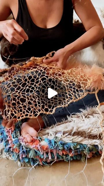 Weaving On Chicken Wire, Textile Art Techniques Tutorials, Wire Art Ideas, Art Fibres Textiles, Weaving Stitches, Crafts Adults, Textile Art Projects, Techniques Textiles, Art Techniques Tutorial