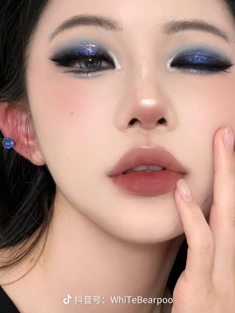 Dark Blue Homecoming Makeup, Deep Winter Douyin Makeup, Navy Blue Douyin Makeup, Blue Eye Makeup Asian, Midnight Blue Eyeshadow, Dark Blue Quince Makeup, Dark Blue Eyeshadow Makeup, Dark Blue Glitter Makeup, Midnight Blue Makeup Looks