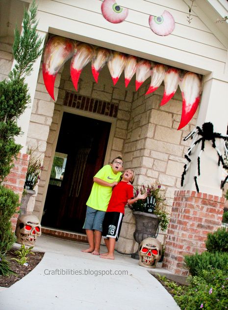 Over 17 Super Fun Halloween Themed Front Door and Porch Ideas - Fun DIY Decorations for Halloween - www.kidfriendlythingstodo.com Strašidelný Halloween, Diy Halloween Door Decorations, Halloween Diy Door, Diy Halloween Dekoration, Boo Bash, Halloween Front Door Decorations, Diy Haunted House Props, Halloween Diy Outdoor, Halloween Decorations For Kids