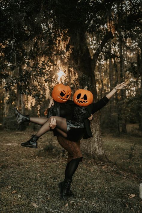 Pumpkin Head Photoshoot Friends, Pumpkinhead Photoshoot, Halloween Styled Shoot, Halloween Parejas, Pumpkin Halloween Costume, Pumpkin Pictures, Halloween Trends, Pumpkin Photos, Halloween Photography