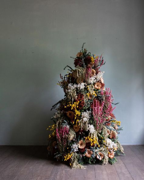 Boho Christmas tree covered in flowers. Beautiful Christmas Trees Decorated, Christmas Tree Decorations Blue, Christmas Tree Flowers, Floral Christmas Tree, Unique Holiday Decor, Classic Christmas Tree, Pink Christmas Decorations, Pink Christmas Tree, Beautiful Christmas Trees