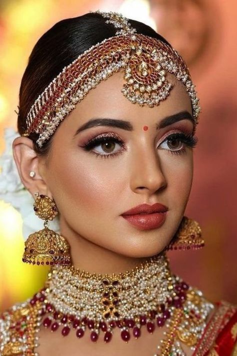 Find the best makeup artists for south indian brides in budget,with contact information, portfolio & trusted reviews at Weddingbazaar - Trusted Wedding Services for Every Indian Wedding! #southindianmakeupartists #bridalmakeupartists #southindianbridalmakeuplook Indian Makeup Looks, Wedding Guest Makeup, Indian Wedding Makeup, Indian Bride Makeup, Bengali Bridal Makeup, Pengantin India, Pakistani Bridal Makeup, Bridal Makeup Images, Makeup Pengantin