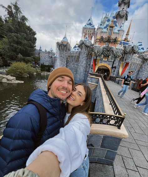 Disneyland Couples Outfits, Disneyland Picture Ideas, Disneyland Couples Pictures, Disneyworld Pictures, Paris Couple Pictures, Disney World Pictures Ideas, Disney Poses, Disney Anniversary, Disney Picture Ideas