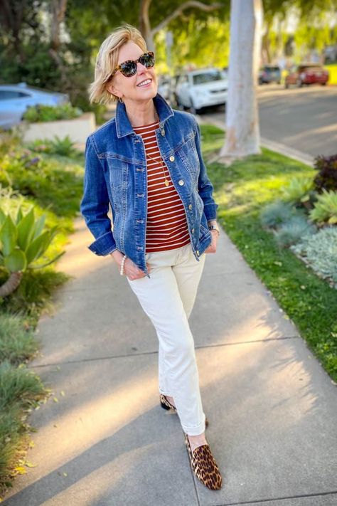 une femme d'un certain age | A new spin on the denim jacket Cute Jean Jacket Outfits, Denim Jacket Outfit Spring, Jean Jacket Outfits Spring, Spring Street Style Casual, Spring Jacket Outfit, Jean Jacket Outfit, Light Jean Jacket, Jeans Outfit Spring, Jacket Outfit Women