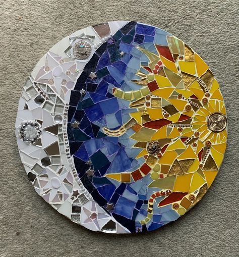 Sun And Moon Mosaic Patterns, Mosaic Sun And Moon, Sun Moon Mosaic, Glass Tile Mosaic, Glass Mosaic Art Ideas Easy, Round Mosaic Designs, Mosaic Designs Easy, Simple Mosaic Patterns, Mosaic Suncatchers