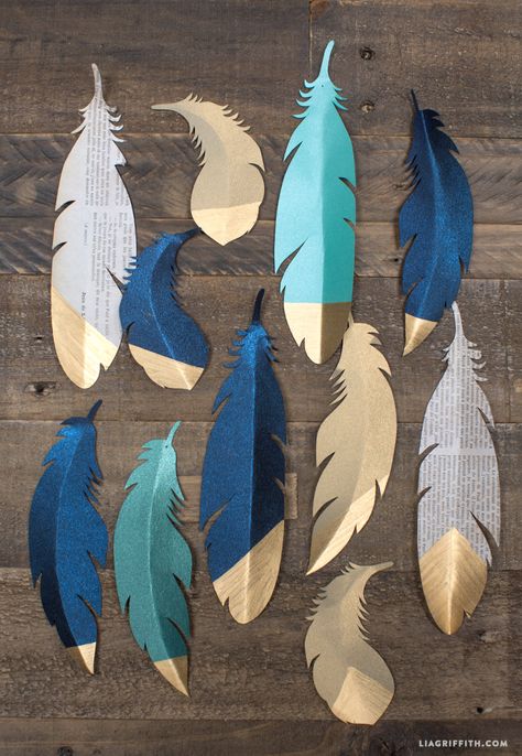 Make your own stunning gold tipped paper feathers with this downloadable pattern by handcrafted lifestyle expert Lia Griffith. Dipped Feathers, Feather Diy, Paper Feathers, Feather Decor, Feather Crafts, Gold Diy, Feather Art, Gold Paper, Paper Projects