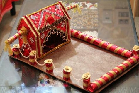 Wedding Gifts Indian, Wedding Card Decorations, Arti Thali, Thali Decoration Ideas, Trousseau Packing, Wedding Gift Pack, Pooja Thali, Creative Wedding Gifts, Indian Handicrafts