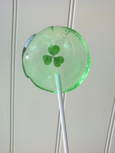 St Patricks Day Peppermint flavoured Edible shamrock lollipop from Eat My Flowers Flower Lollipops, Flowers Recipes, Edible Flowers Recipes, Irish Party, Raspberry Ripple, Handmade Candy, Round Flower, Sweet Food, Flower Food