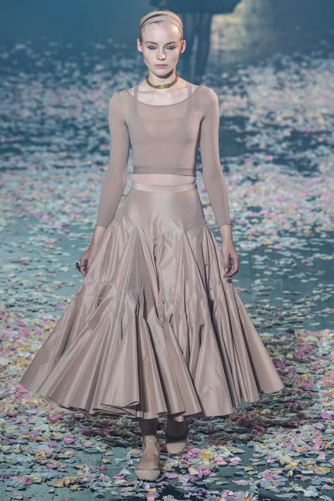 Christian Dior | Ready-to-Wear - Spring 2019 | Look 10 Dior 2019 Spring Summer, Couture Skirts Runway, Chef Table, Skirt Runway, Dior Ready To Wear, Godet Dress, Dior Skirt, Women's Runway Fashion, Couture Skirts