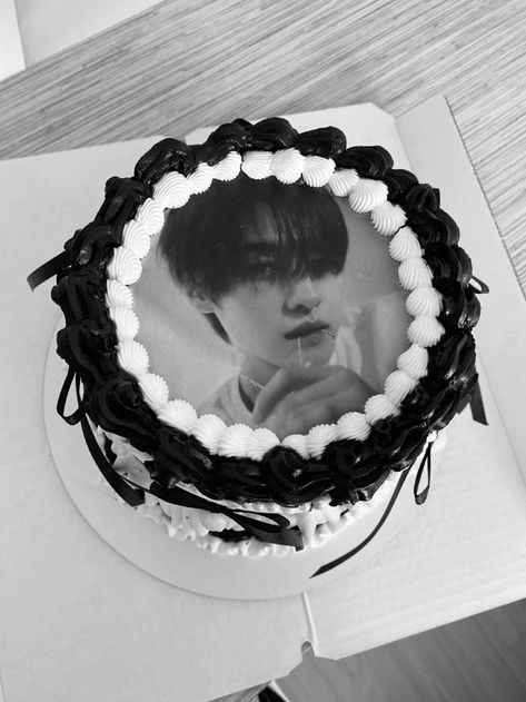 Skz Bday Cake, K Pop Birthday Cake, Straykids Birthday Cake, Bolo Stray Kids, Skz Birthday Cake, Kpop Birthday Cake, Cake Inspo Aesthetic, Skz Cake, Stray Kids Cake