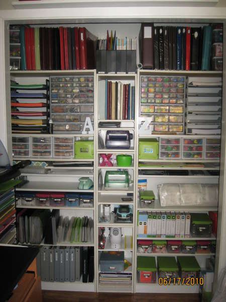 Scraproom: My closet Craft Closet Organization, Organized Office, Office Closet, Organized Closet, Craft Closet, Scrapbook Storage, Closet Organization Ideas, Scrapbook Organization, Closet Office