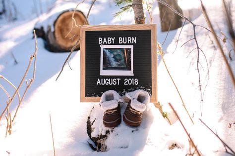 Snow Maternity Photos, Funny Maternity Photos, Christmas Pregnancy Photos, Baby Announcement Winter, Winter Pregnancy Announcement, Baby Announcement To Parents, Pregnancy Announcement To Parents, Baby Bump Photoshoot, Baby Announcement Photoshoot