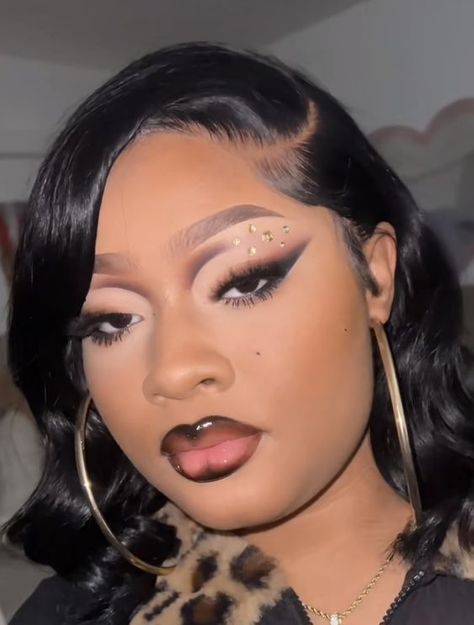 #follow #makeuplooks #makeup #beautyblog #beauty #blogging #blog #blogger Freaknik Makeup Looks, Fall Makeup Looks For Black Women, Y2k Makeup Black Women, Exotic Makeup Looks, Brown Glam Makeup, Birthday Makeup For Black Women, Glamorous Makeup Looks, Beauty Blogging, 90s Makeup Look