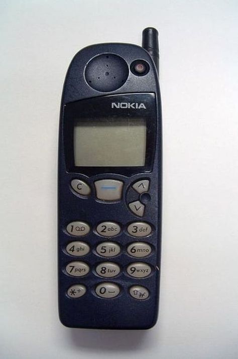 Things We Did In 1999 That Are Now Completely Outdated Old Nokia, Old School Phone, Old Cell Phones, Classic Phones, Nokia Phone, Childhood Memories 2000, Old Technology, Childhood Memories 70s, Old Phone