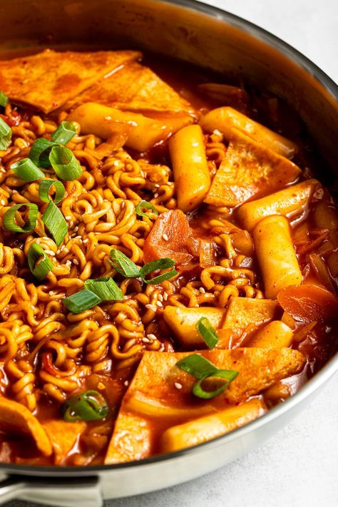 Korean Rabokki, Tteokbokki Rice Cakes, Korean Tteokbokki, Spicy Korean Food, Vegan Kimchi Recipe, Korean Fish Cake, Asian Appetizers, Gochujang Sauce, Popular Dishes