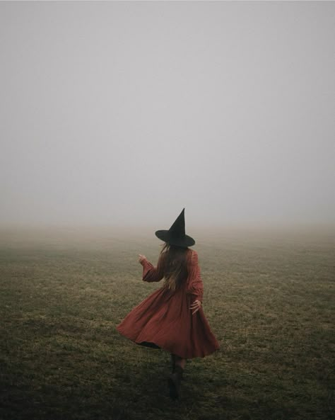 Witch Photos, Autumn Witch, Cottage Witch, October Autumn, Witch Costumes, Halloween Photography, Witch Girl, Manualidades Halloween, Autumn Magic