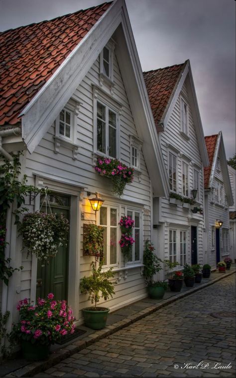 ♥ Residence Architecture, Stavanger Norway, Beautiful Norway, Hus Inspiration, Stavanger, Window Boxes, Lofoten, White Houses, Facade House