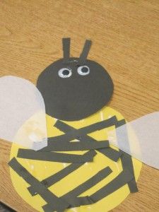 Bubble bee with construction paper and wax paper for wings Paper Bee, Bee Craft, Insects Preschool, Bugs Preschool, Insect Crafts, Paper Wings, Preschool Projects, Bug Crafts, Spring Preschool